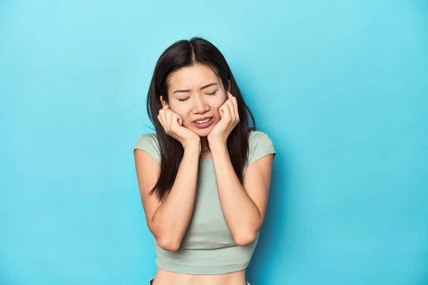 Asian Woman Summer Green Top Studio Backdrop Covering Ears Hands — Stock Photo, Image