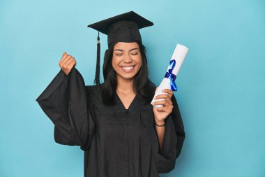 Mavi stüdyoda diploma ve şapkayla Filipinli mezuniyeti kutluyoruz.