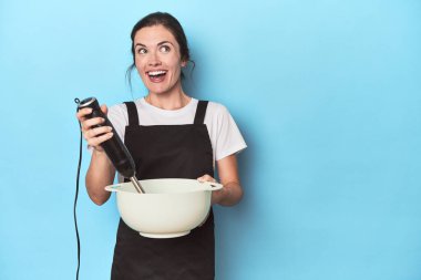 Karıştırıcılı genç şef maviden bir vurucu hazırlıyor.