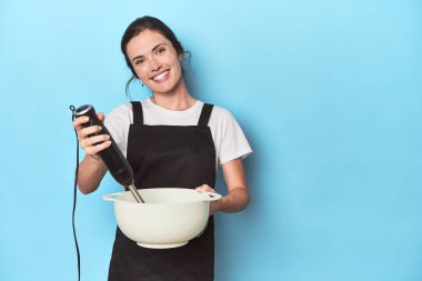 Karıştırıcılı genç şef maviden bir vurucu hazırlıyor.