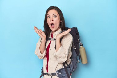 Sırt çantalı maceraperest kadın şaşırdı ve şok oldu..