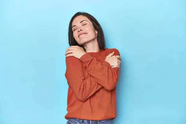 Joven Mujer Caucásica Azul Abrazos Fondo Sonriendo Despreocupado Feliz — Foto de Stock