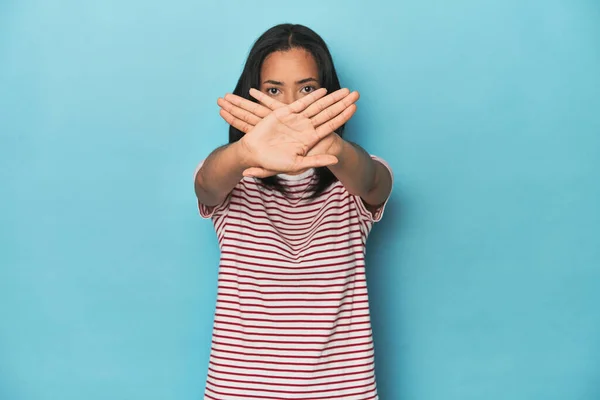 Filippijnse Jonge Vrouw Blauwe Studio Doet Een Ontkenning Gebaar — Stockfoto