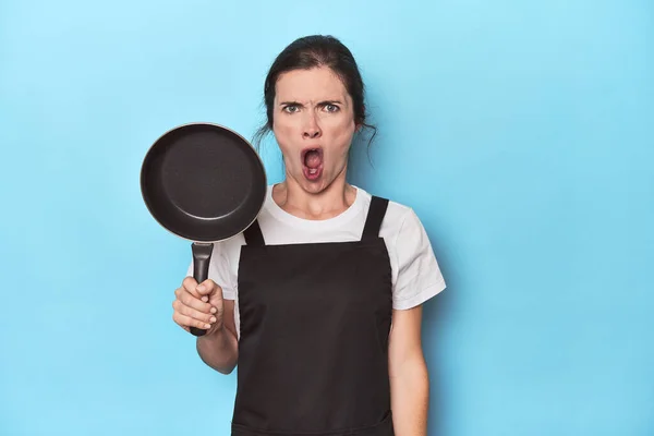 Woman Apron Pan Blue Background Screaming Very Angry Aggressive — Stock Photo, Image