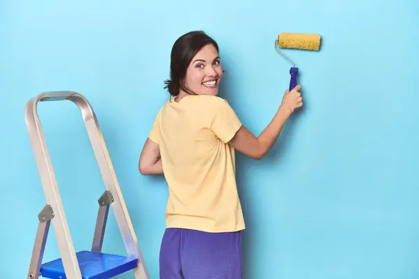 Kobieta Malująca Niebieską Ścianę Drabiny — Zdjęcie stockowe