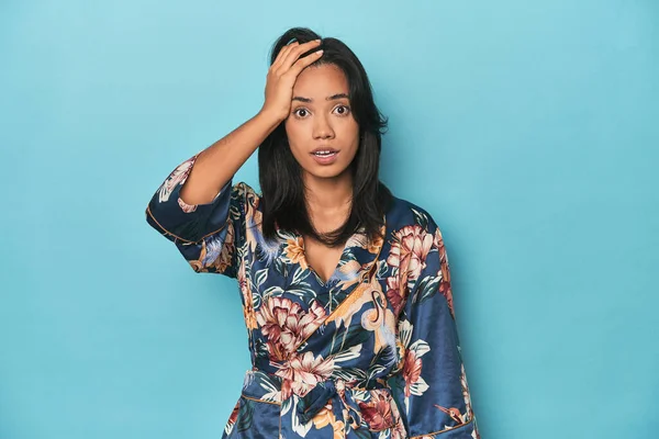 Filipina Floral Kimono Blue Studio Being Shocked She Has Remembered — Stock Photo, Image