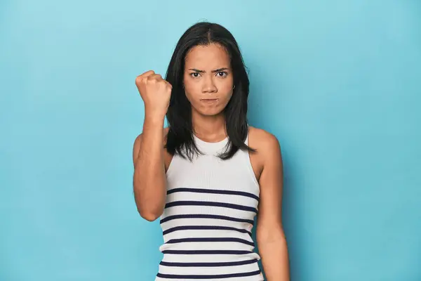 Mavi Stüdyodaki Filipinli Genç Kadın Kameraya Yumruğunu Gösteriyor Agresif Yüz — Stok fotoğraf