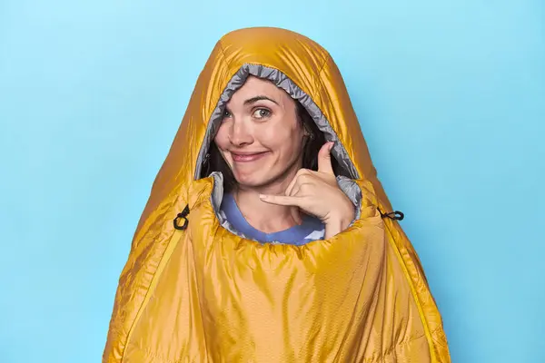 Femme Dans Sac Couchage Sur Fond Bleu Montrant Geste Appel — Photo
