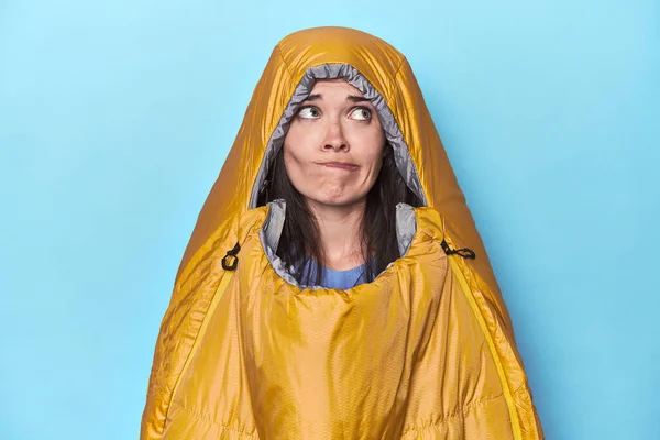 Femme Dans Sac Couchage Sur Fond Bleu Confus Sent Douteux — Photo