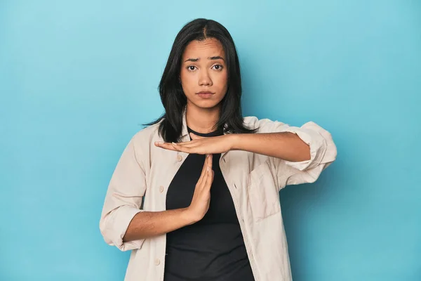 Filipina Young Woman Blue Studio Showing Timeout Gesture — Stock Photo, Image