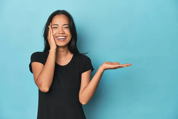 Filippijnse Jonge Vrouw Blauwe Studio Houdt Kopieerruimte Een Handpalm Houd — Stockfoto