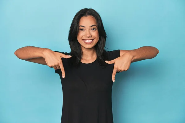 Филиппинка Молодая Женщина Голубой Студии Указывает Пальцами Вниз Позитивное Чувство — стоковое фото