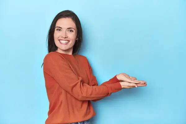 Young Caucasian Woman Blue Backdrop Holding Copy Space Palm — Stock Photo, Image