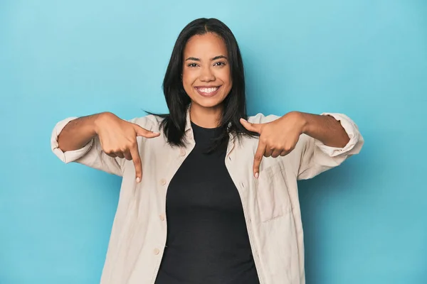 Filipina Young Woman Blue Studio Points Fingers Positive Feeling — Stock Photo, Image