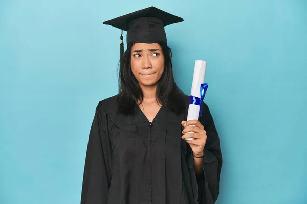 Filipina Graduate Diploma Blue Studio Confused Feels Doubtful Unsure — Stock Photo, Image
