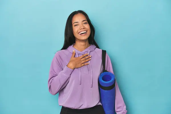 Filipina Athlet Mit Yogamatte Auf Blauem Grund Lacht Laut Aus — Stockfoto