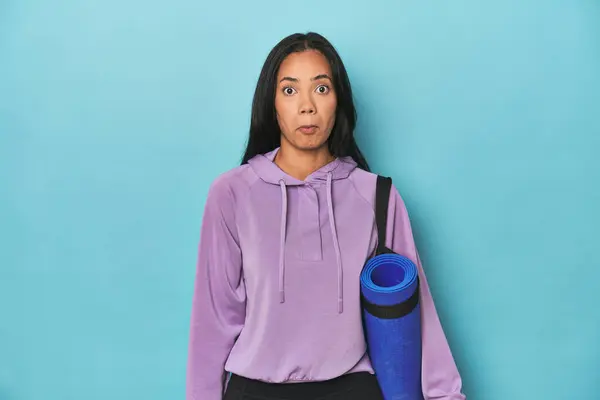 Filipina Athlet Mit Yogamatte Auf Blauen Schultern Und Offenen Augen — Stockfoto