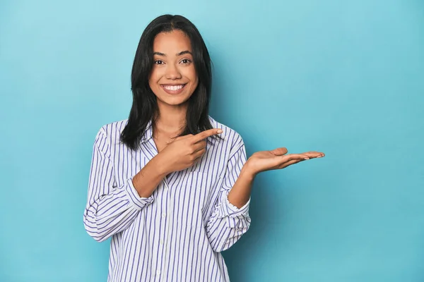Filipina Young Woman Blue Studio Excited Holding Copy Space Palm — Stock Photo, Image