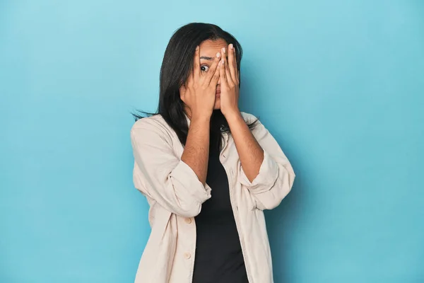 Filipina Young Woman Blue Studio Blink Fingers Frightened Nervous — Stock Photo, Image