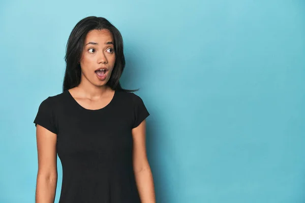 Filippijnse Jonge Vrouw Blauwe Studio Wordt Geschokt Door Iets Wat — Stockfoto
