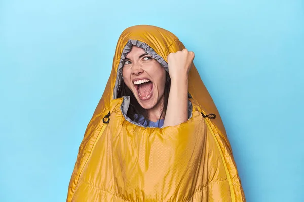 Femme Dans Sac Couchage Sur Fond Bleu Levant Poing Après — Photo