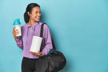 Mavi stüdyoda protein içeceği ve tozuyla Filipinli sporcu