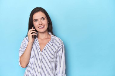 Genç bayan telefonda maviye karşı konuşuyor.