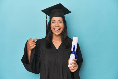 Mavi stüdyoda diploma ve şapkayla Filipinli mezuniyeti kutluyoruz.