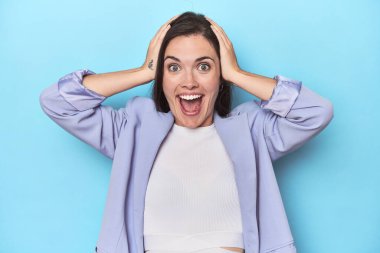 Mavi ceketli bir kadın çığlık atıyor, çok heyecanlı, tutkulu, bir şeyden memnun..