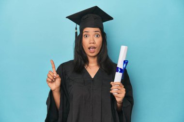 Mavi Stüdyo diploması ile Filipinli mezun. Yaratıcılık konsepti hakkında harika bir fikri var..