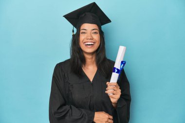 Mavi stüdyo diplomasıyla Filipinli mezun. Gülüyor ve eğleniyor..