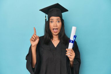 Mavi Stüdyo diplomasıyla Filipinli mezun. Bir fikri, ilham konsepti var..