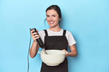 Karıştırıcılı genç şef maviden bir vurucu hazırlıyor.