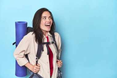 Sırt çantalı ve mavi hasırlı maceraperest kadın