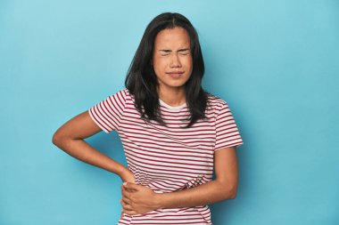 Mavi stüdyodaki Filipinli genç kadın karaciğer ağrısı ve mide ağrısı çekiyor..