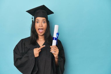 Mavi stüdyo diplomasıyla Filipinli mezunu.