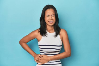 Mavi stüdyodaki Filipinli genç kadın karaciğer ağrısı ve mide ağrısı çekiyor..