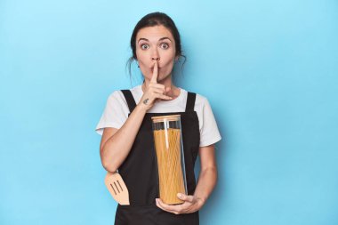 Mavi kavanozlu aşçı kadın ya sır saklıyor ya da sessizlik istiyor..