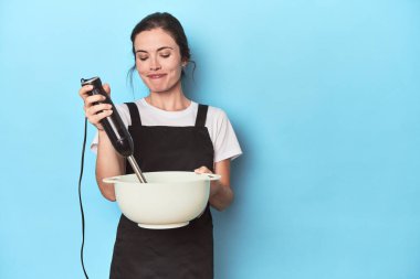 Karıştırıcılı genç şef maviden bir vurucu hazırlıyor.