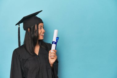 Mavi stüdyoda diploma ve şapkayla Filipinli mezuniyeti kutluyoruz.