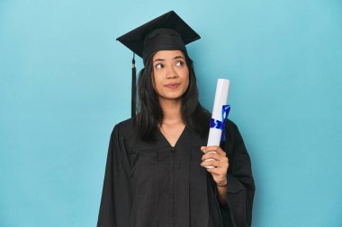Mavi Stüdyo diplomasıyla Filipinli mezun. Hedeflere ve amaçlara ulaşmayı hayal ediyor.