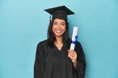 Mavi Stüdyo diplomasıyla Filipinli mezun. Mutlu, güler yüzlü ve neşeli..
