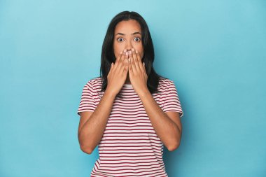 Mavi stüdyodaki Filipinli genç kadın şok oldu. Ağzını ellerle kapladı. Yeni bir şey keşfetmek için sabırsızlanıyordu..