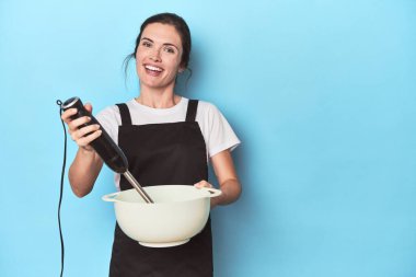 Karıştırıcılı genç şef maviden bir vurucu hazırlıyor.