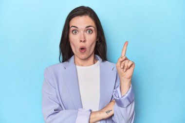 Mavi ceketli kadının harika bir fikri var. Yaratıcılık kavramı..