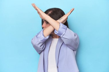 Mavi ceketli kadın iki kolu çapraz tutuyor, inkar kavramı..