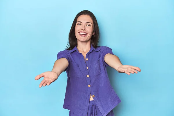 Young Caucasian Woman Blue Backdrop Showing Welcome Expression — Stock Photo, Image