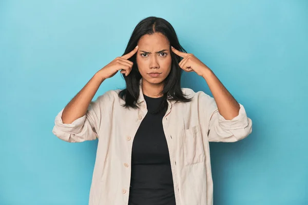Filippijnse Jonge Vrouw Blauwe Studio Gericht Een Taak Het Houden — Stockfoto