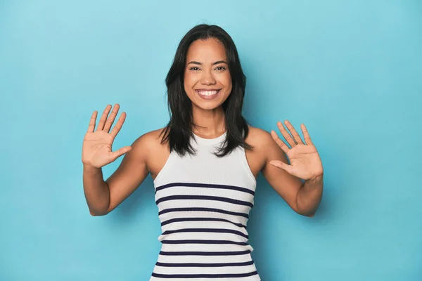 Filipina Ung Kvinna Blå Studio Visar Nummer Tio Med Händer — Stockfoto