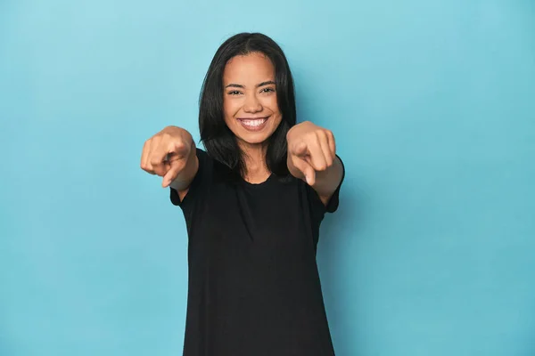 Filipina Joven Mujer Azul Estudio Alegre Sonrisas Apuntando Hacia Frente —  Fotos de Stock
